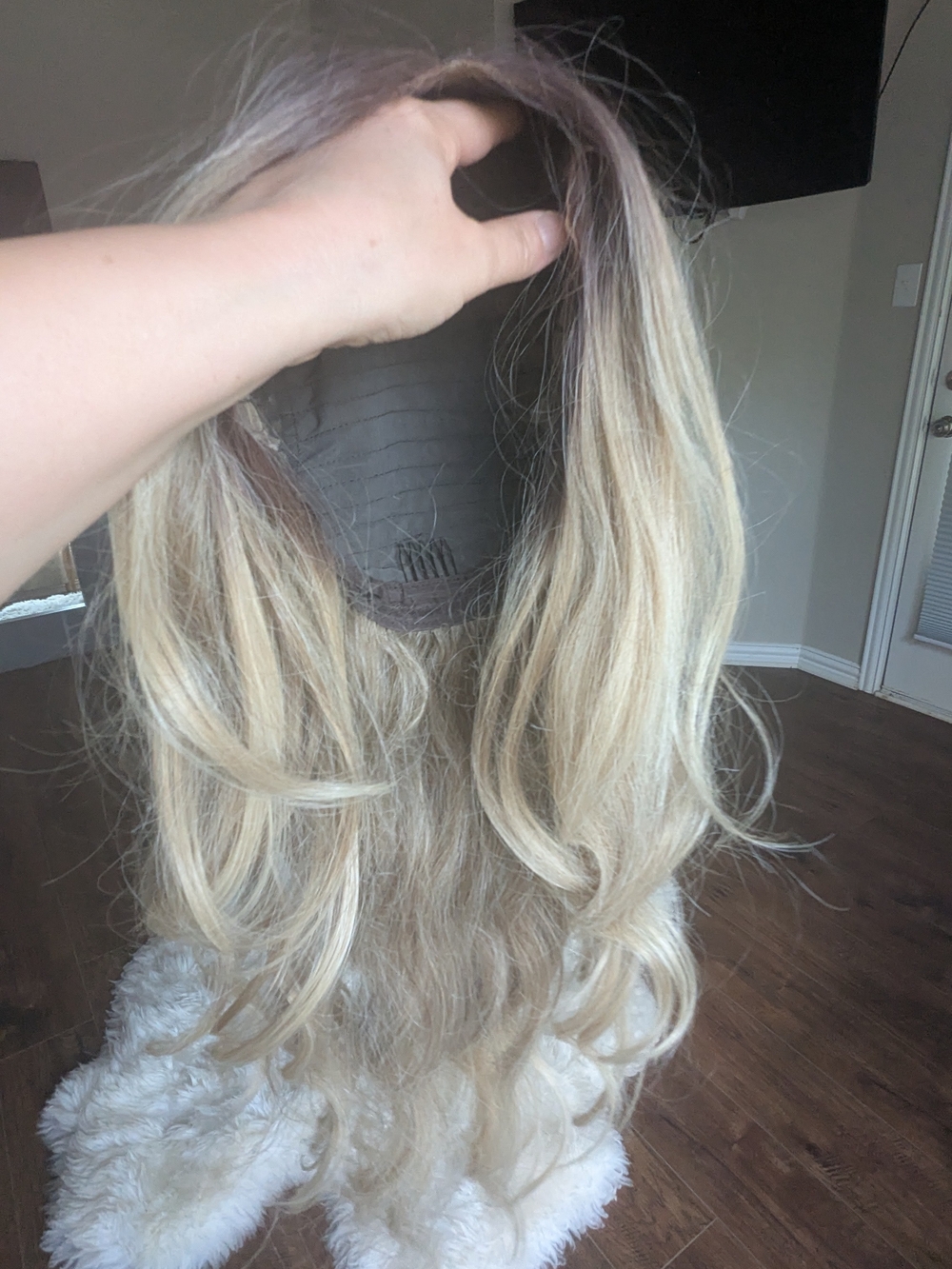 28 In Blonde Wavy Hair Wig - Natural Light Blonde - Picture 5 of 5
